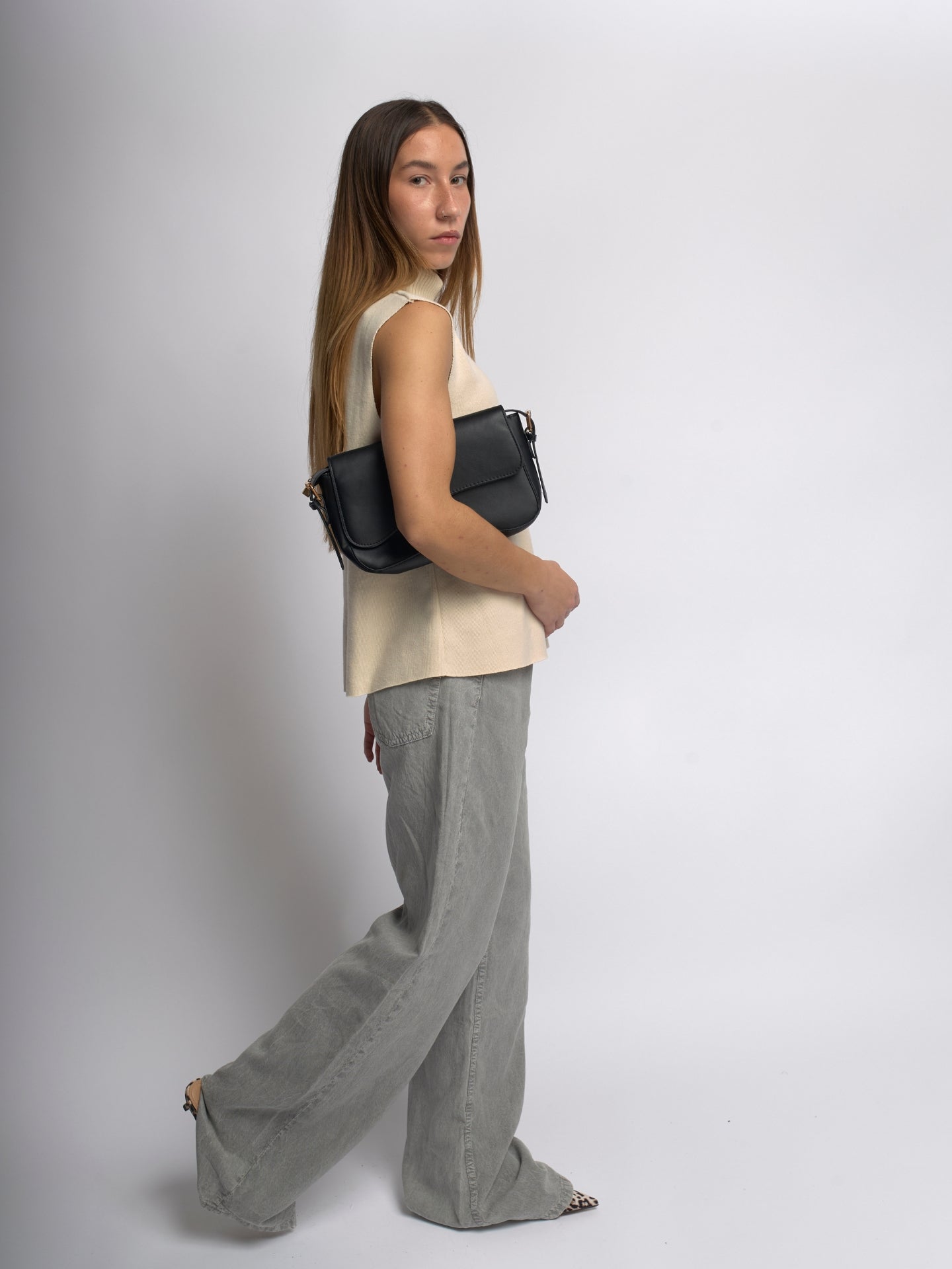 Saraya Crescent Veganes Leder Schultertasche