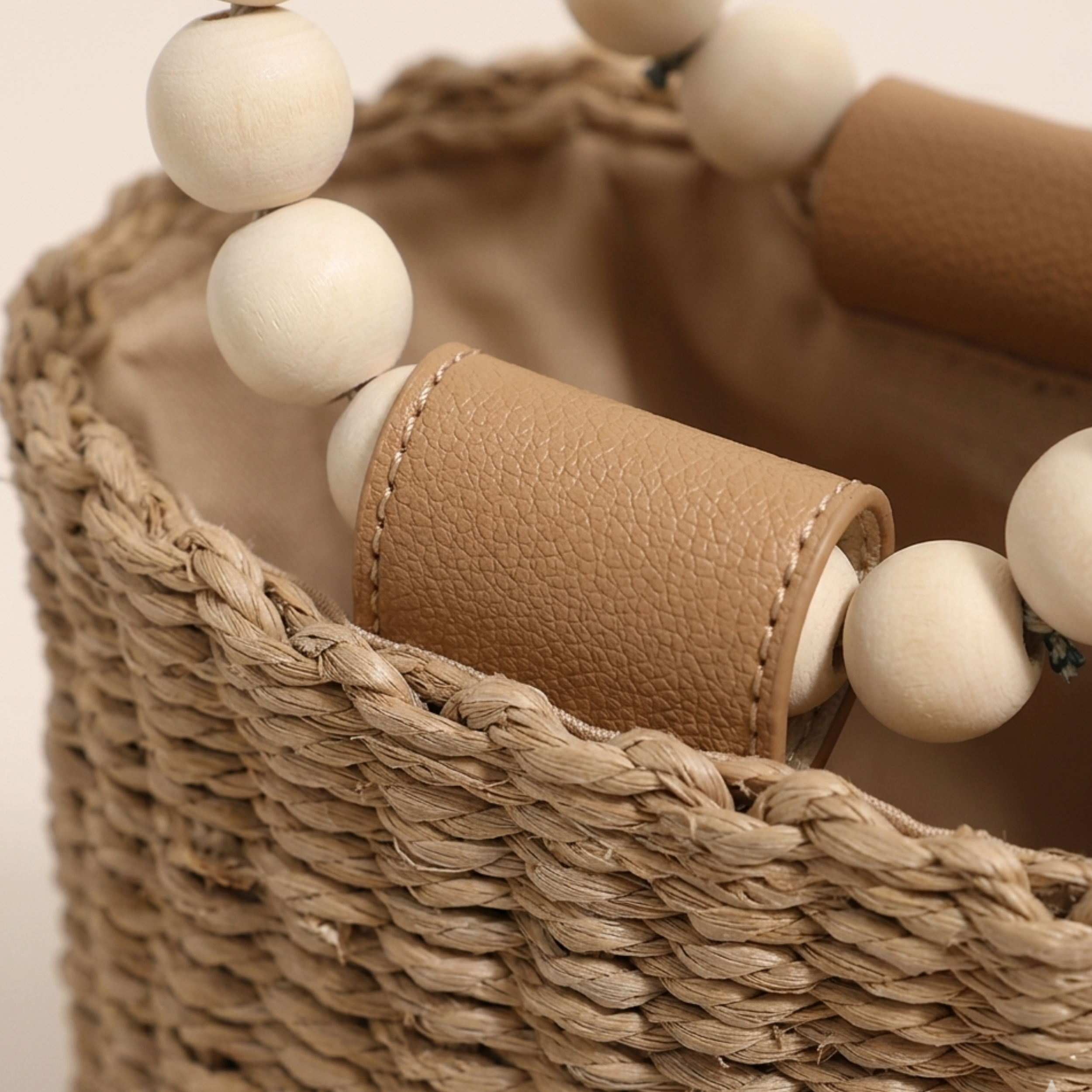 Handgefertigte, von Bali inspirierte Papier-Tragetasche mit Holzperlen – Nachhaltige Tasche