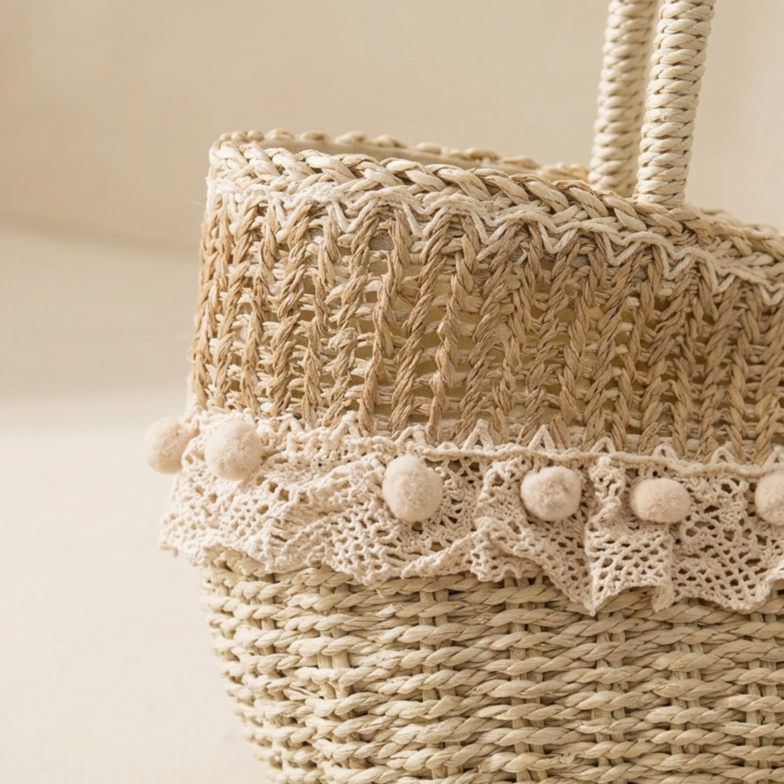 Handgefertigte Strohtasche mit Spitzenverzierung – Nachhaltige Handtasche