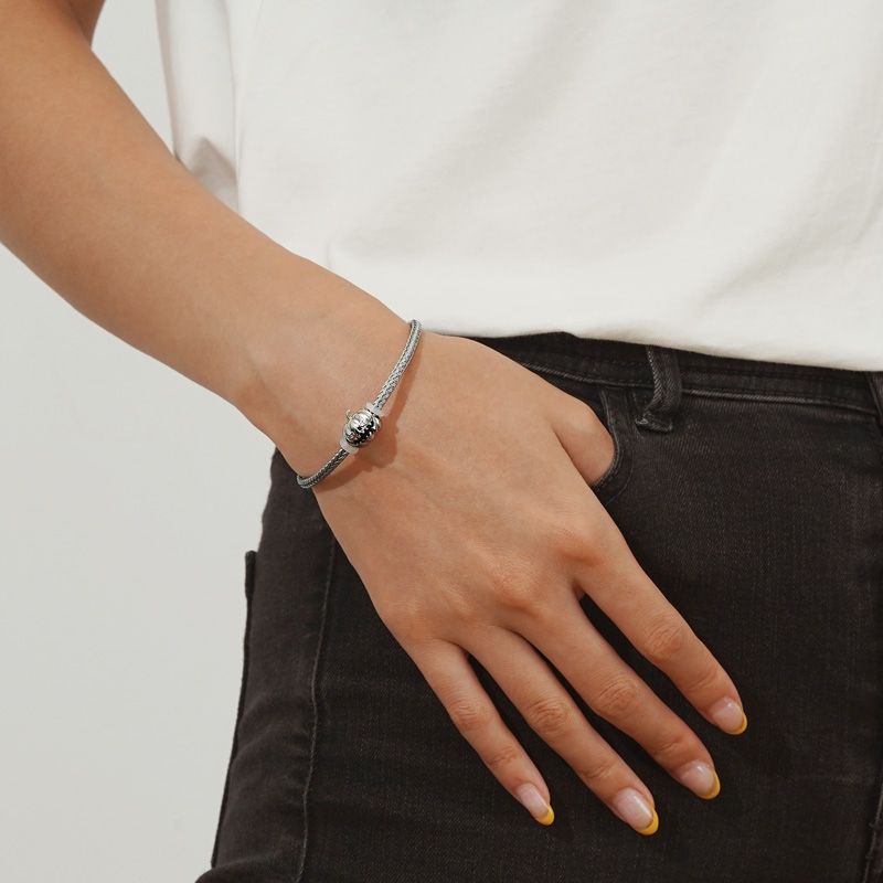 Elegantes graues Charm-Armband mit sicheren Stoppern