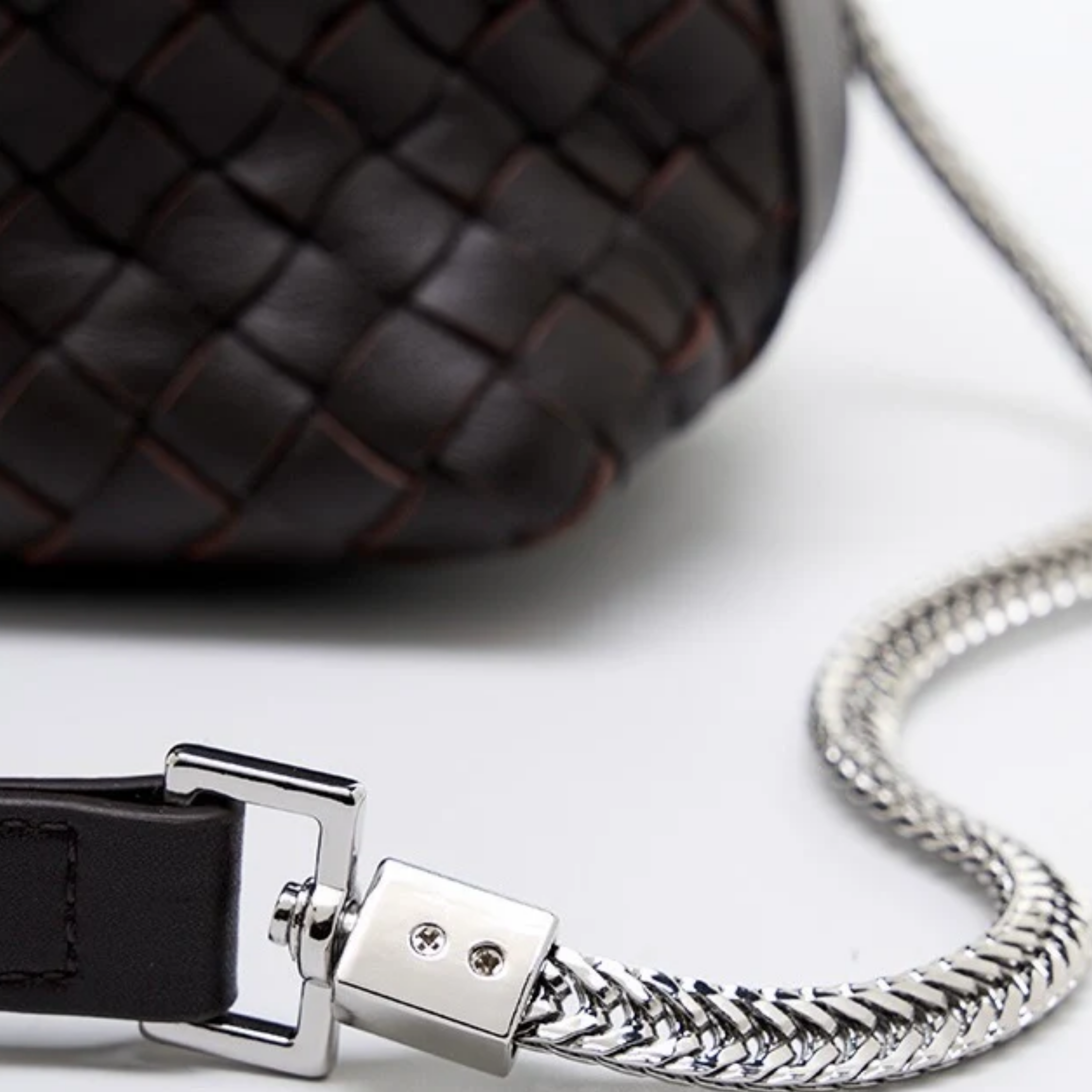 Elaréa Echt Lammfell Leder Geflochtene Clutch mit Kettenriemen