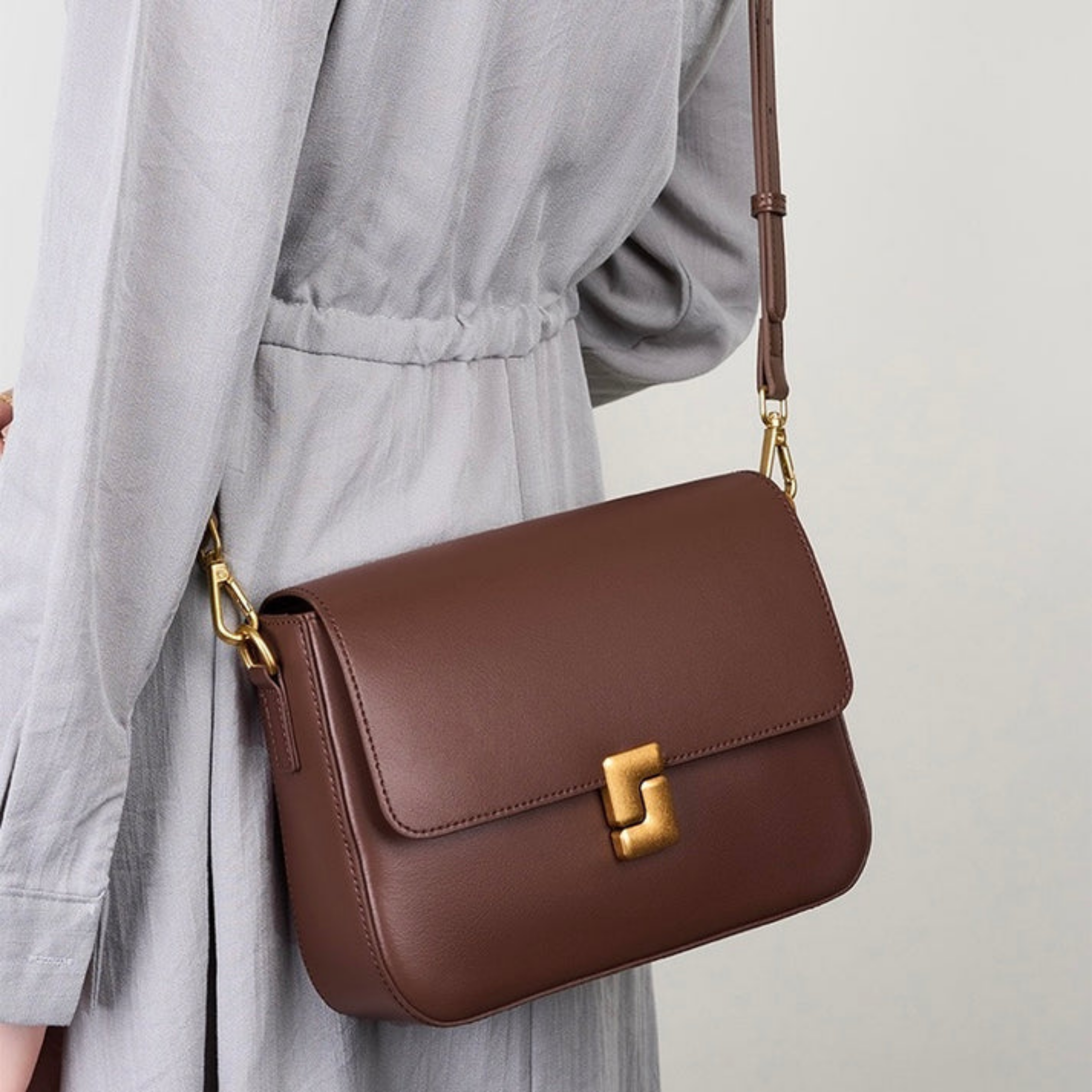 Violethé Schultertasche aus echtem Leder im Box-Design