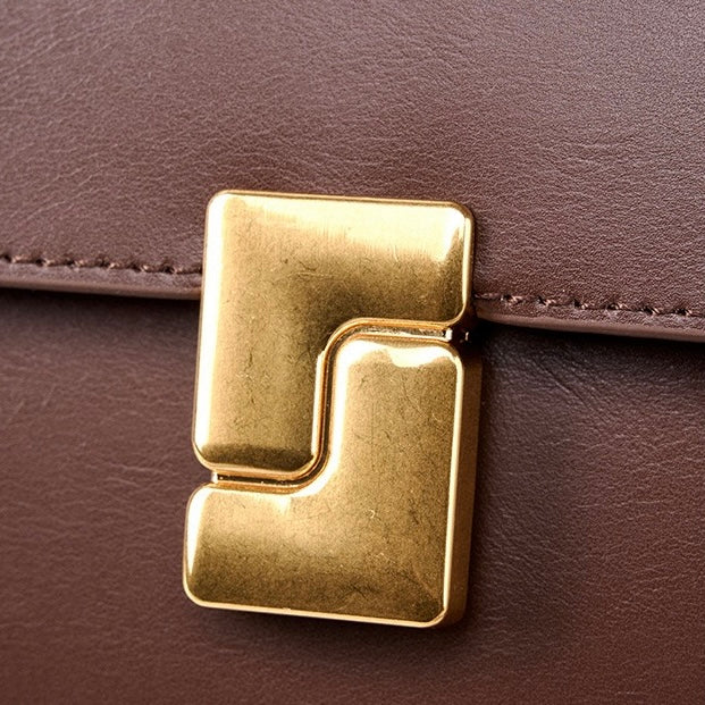 Violethé Schultertasche aus echtem Leder im Box-Design