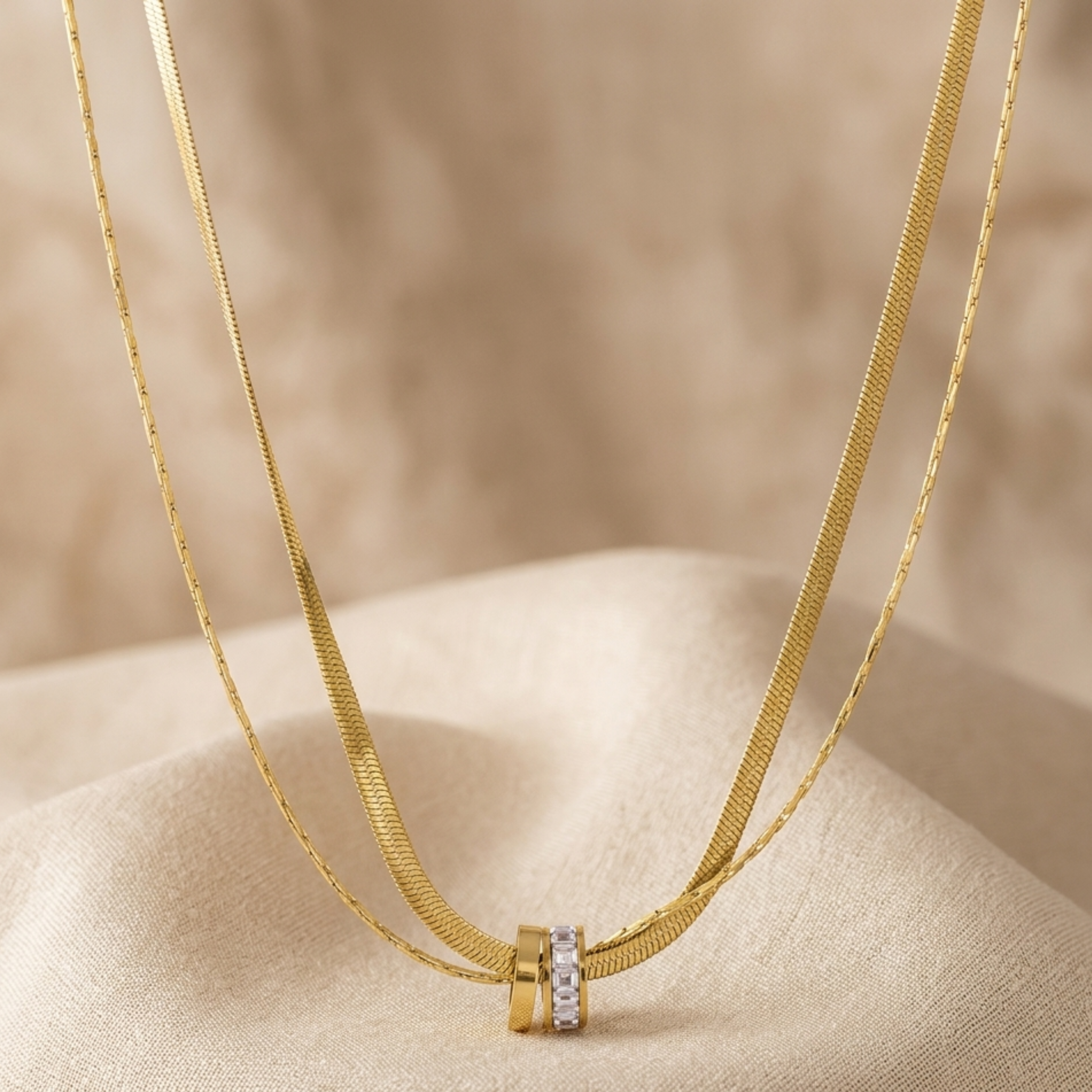 Virelle Schichtkette mit vergoldeten Ringen