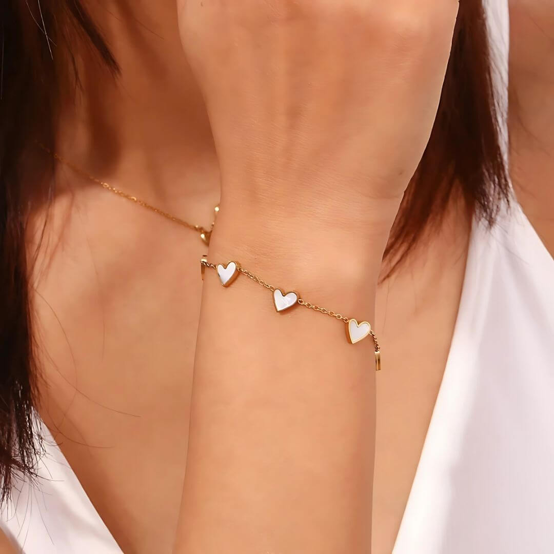 Goldenes Herz Anhängerarmband – Romantischer Schmuck aus natürlichem Muschel