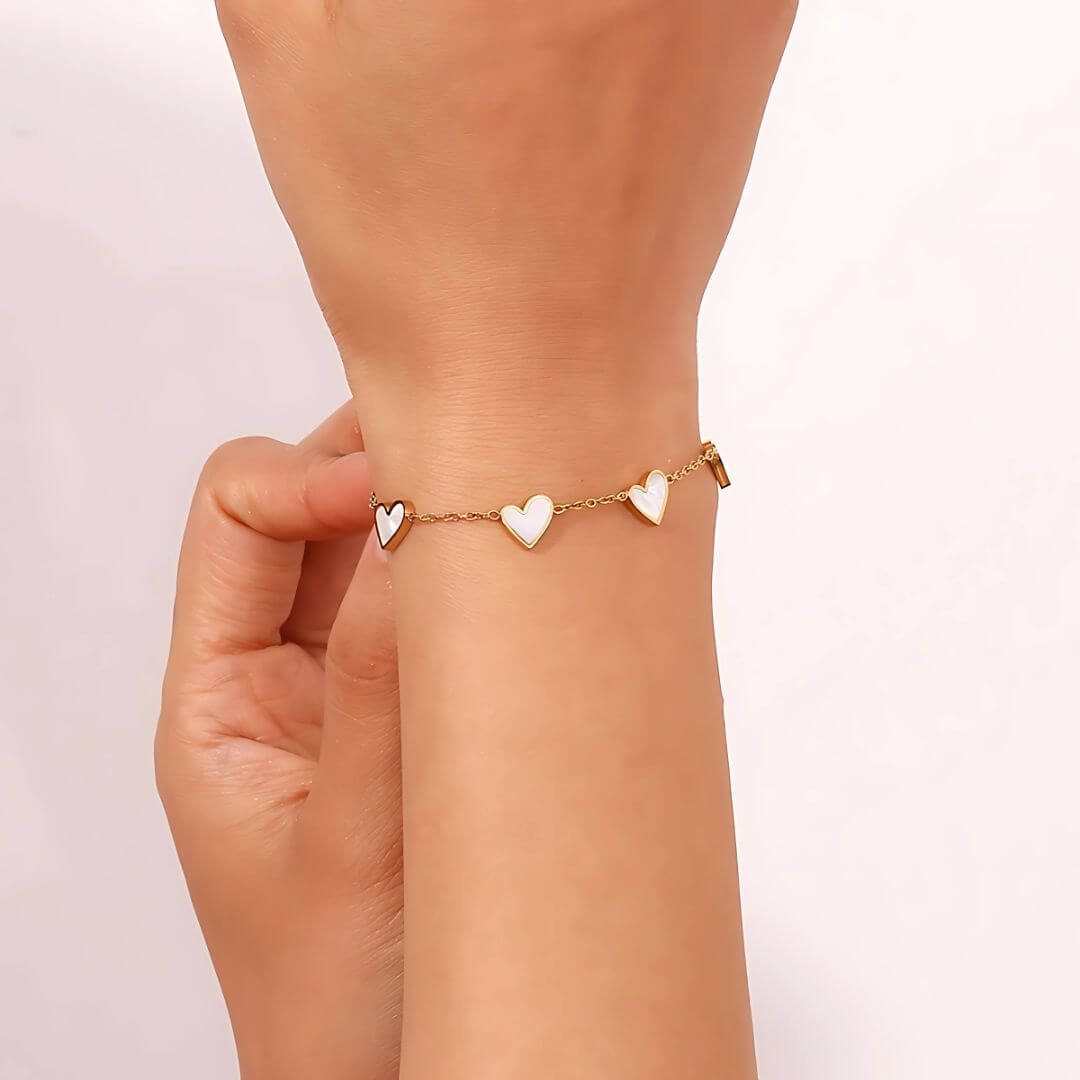 Goldenes Herz Anhängerarmband – Romantischer Schmuck aus natürlichem Muschel