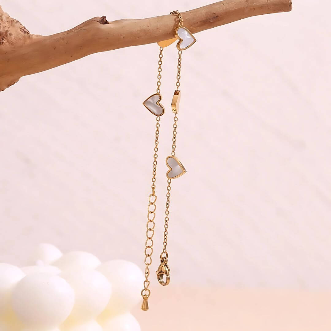 Goldenes Herz Anhängerarmband – Romantischer Schmuck aus natürlichem Muschel