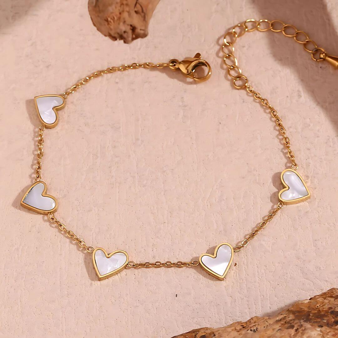 Goldenes Herz Anhängerarmband – Romantischer Schmuck aus natürlichem Muschel
