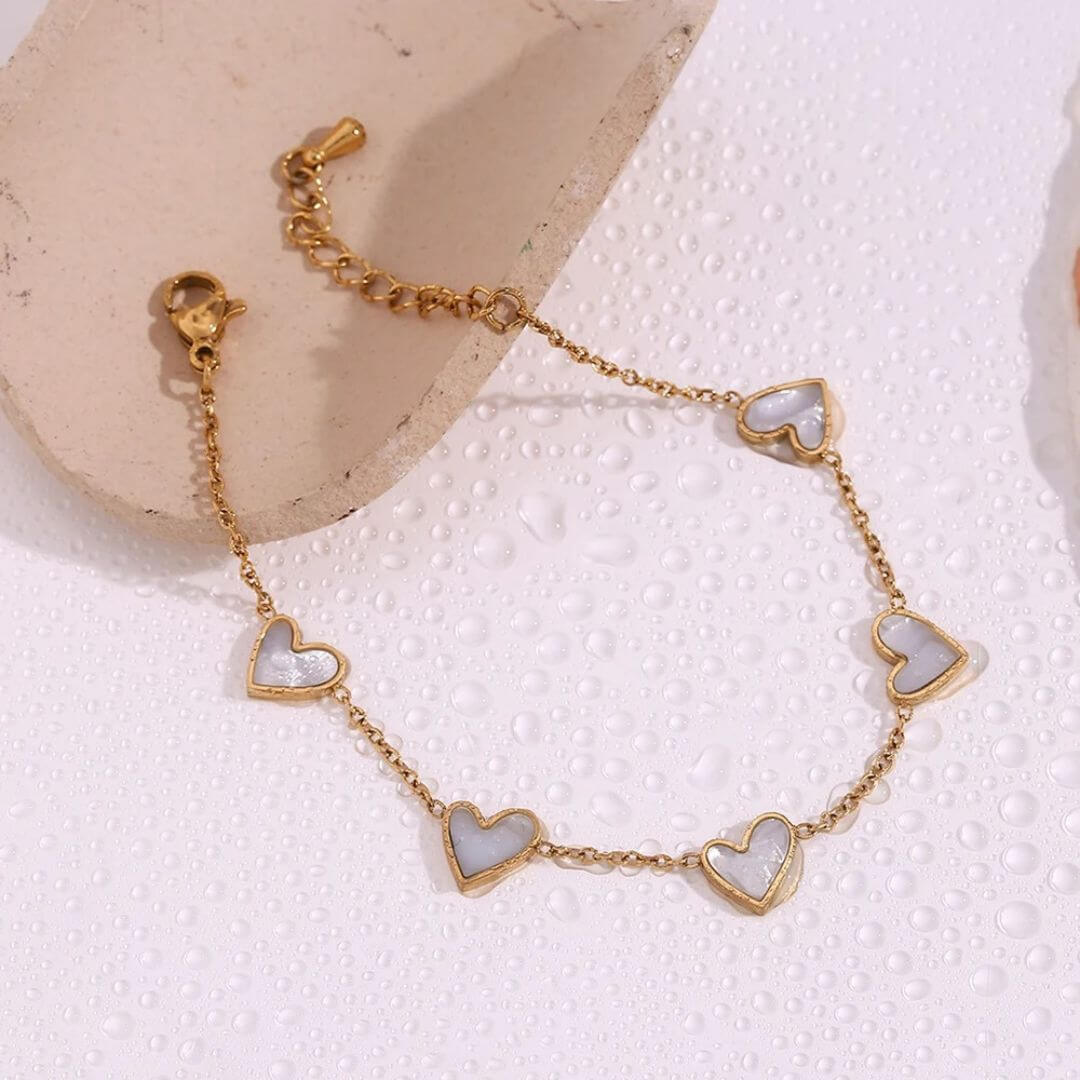 Goldenes Herz Anhängerarmband – Romantischer Schmuck aus natürlichem Muschel