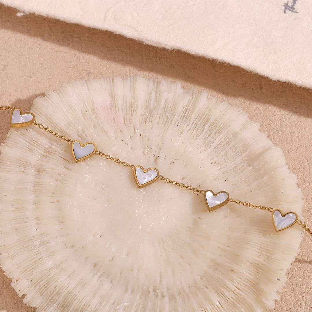 Goldenes Herz Anhängerarmband – Romantischer Schmuck aus natürlichem Muschel