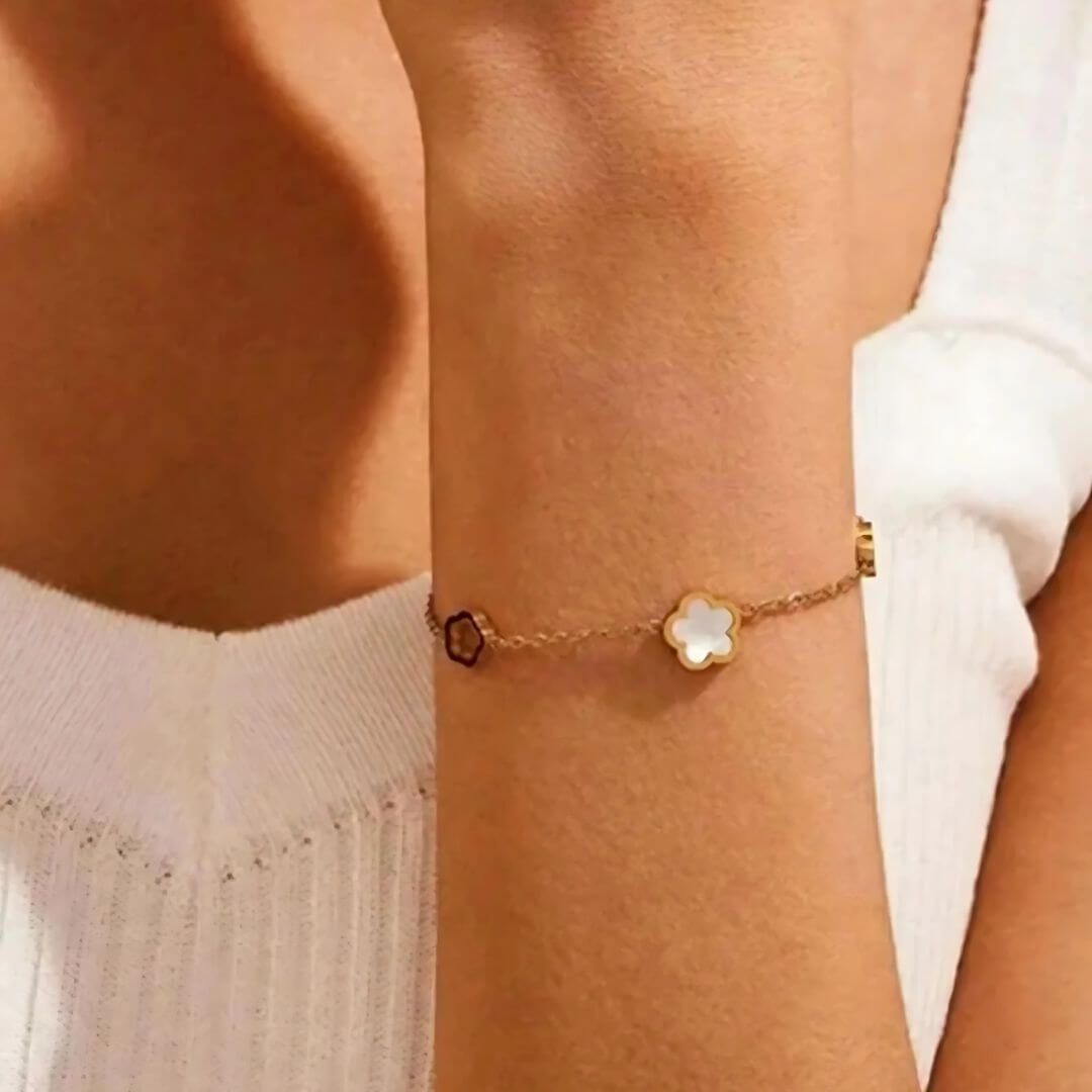 Goldplattierte Fünf-Klee-Anhänger-Armband – Eleganter Muschel- und Hohlcharme