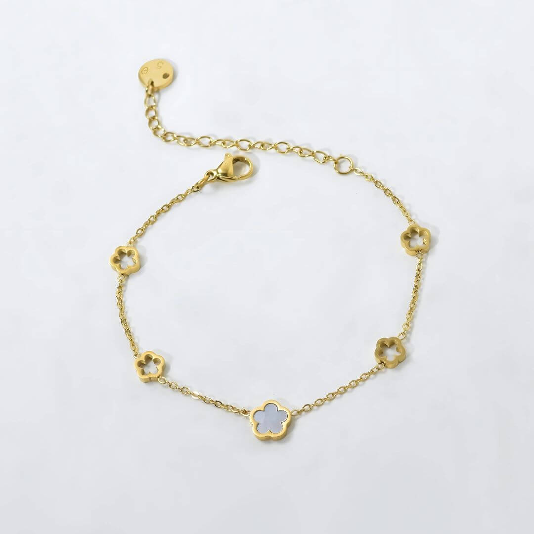 Goldplattierte Fünf-Klee-Anhänger-Armband – Eleganter Muschel- und Hohlcharme