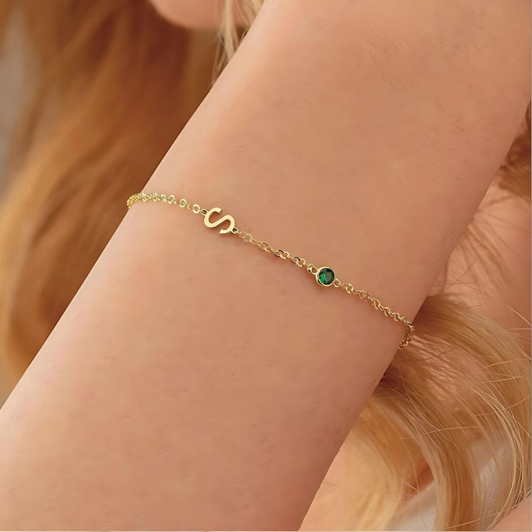 Personalisierte Geburtsstein-Initialen-Armband aus Gold- und Silberbeschichtung – Elegantes individuelles Schmuckgeschenk
