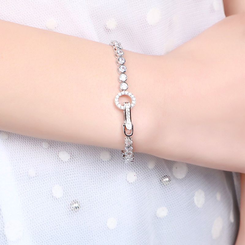 Ewige Eleganz: Armband mit runder Schnalle aus Sterlingsilber und Zirkonia