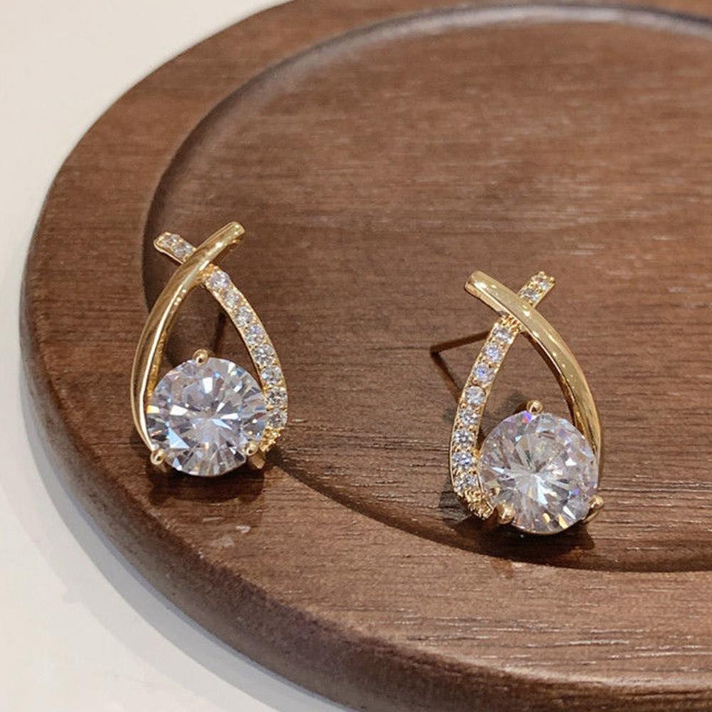 Glänzendes Kreuzförmiges Diamantschliff-Ohrloch