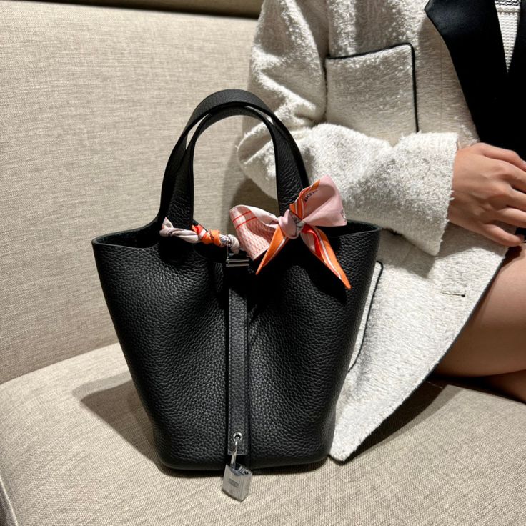 Beuteltasche aus veganem Leder