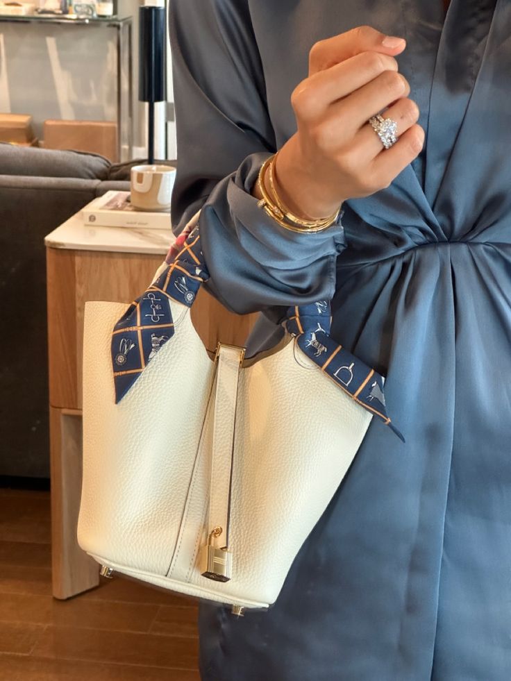 Beuteltasche aus veganem Leder