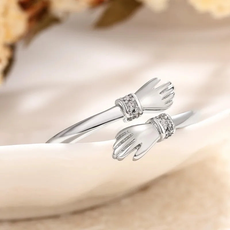 Personalisierter Diamant-Hand-Hug-Ring mit individueller Nachricht