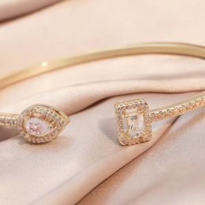 Elegant Gold-Plated Crystal Bangle – Sparkling Luxury for Every Occasion