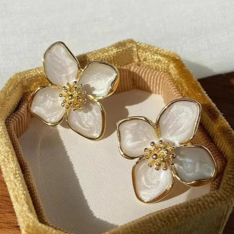 Elegante Hibiskus Tropfen-Glas Blüten Ohrstecker für Frauen - Zarte Blumen Schmuck von Ariadne