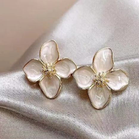 Elegante Hibiskus Tropfen-Glas Blüten Ohrstecker für Frauen - Zarte Blumen Schmuck von Ariadne