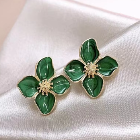 Elegante Hibiskus Tropfen-Glas Blüten Ohrstecker für Frauen - Zarte Blumen Schmuck von Ariadne