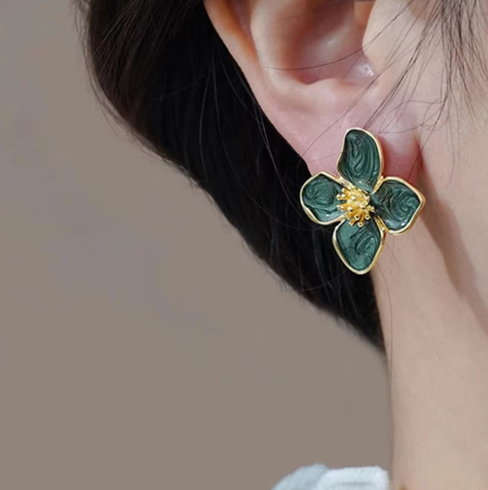 Elegante Hibiskus Tropfen-Glas Blüten Ohrstecker für Frauen - Zarte Blumen Schmuck von Ariadne