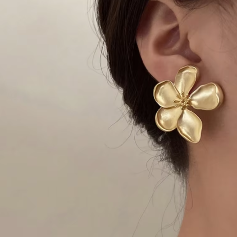Elegante Metallblumen-Ohrringe für Frauen