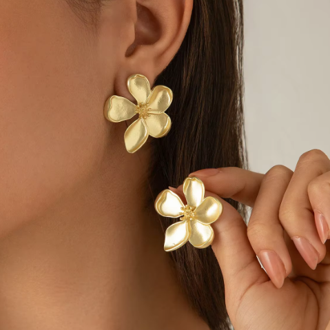 Elegante Metallblumen-Ohrringe für Frauen