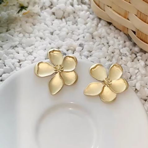 Elegante Metallblumen-Ohrringe für Frauen
