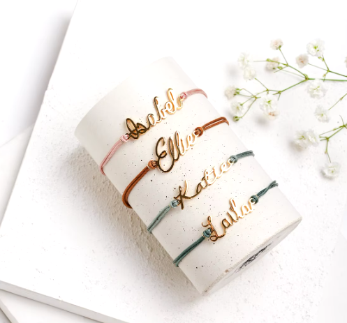 Personalisierbares Armband aus Edelstahl mit farbigem Seil