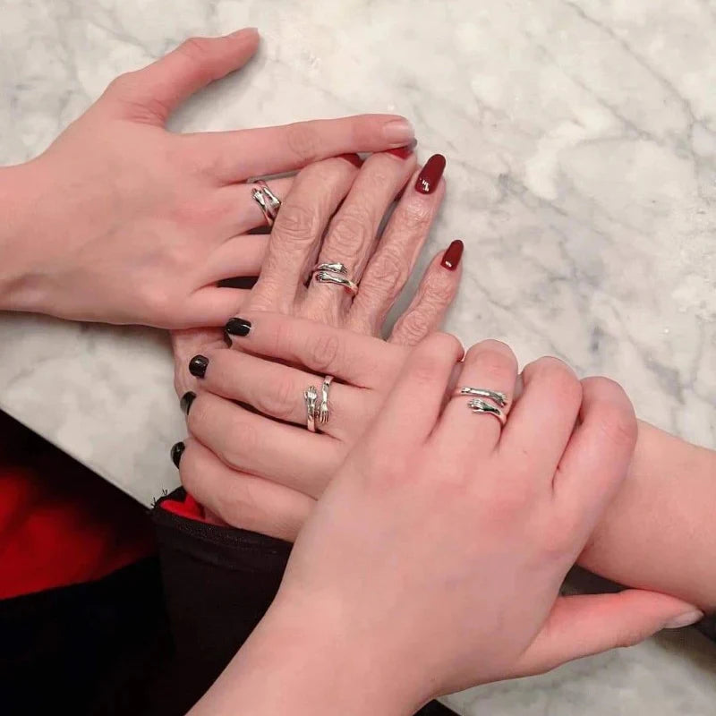 Personalisierter Diamant-Hand-Hug-Ring mit individueller Nachricht