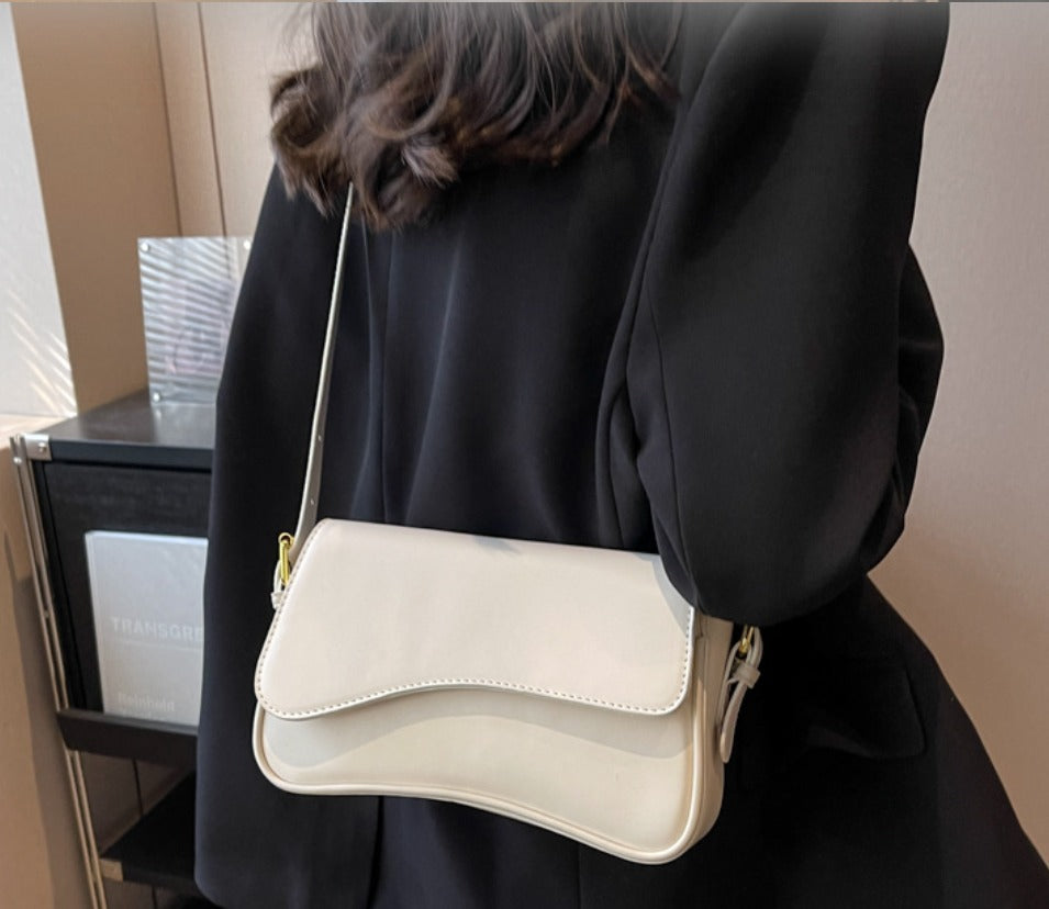 Saraya Crescent Veganes Leder Schultertasche