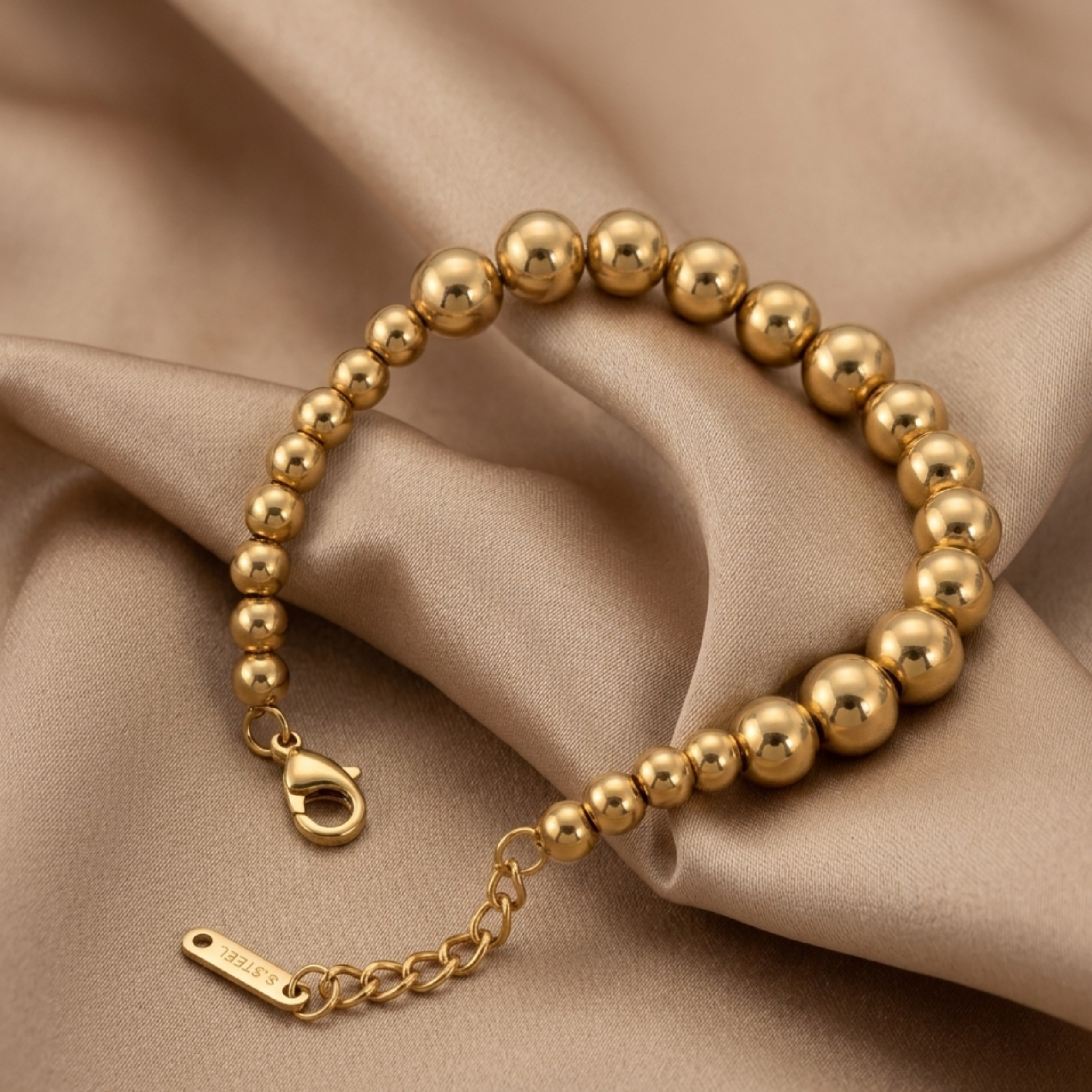 Calira Golden Sphere Armband