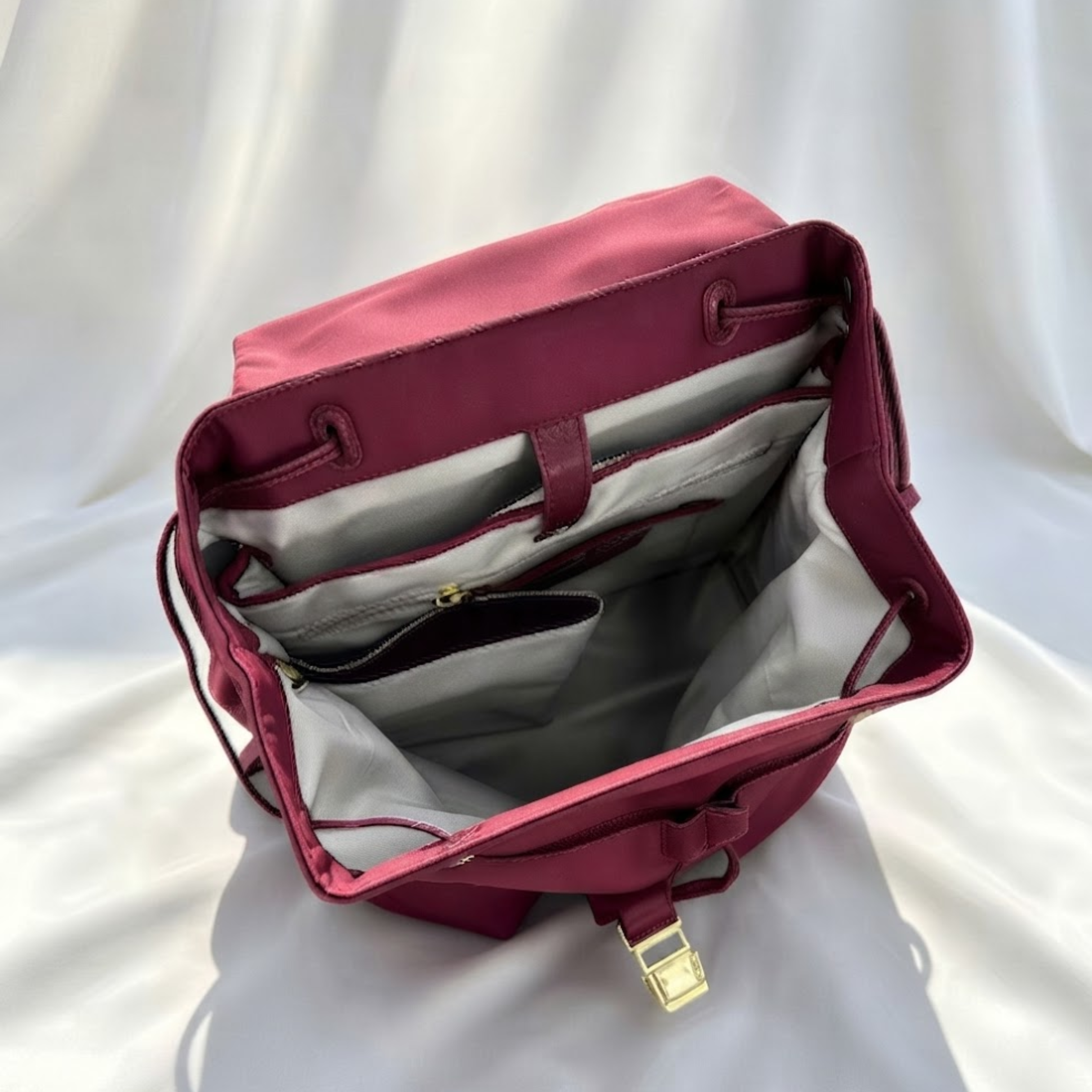 Karminroter Nylon-Rucksack mit Kordelzug