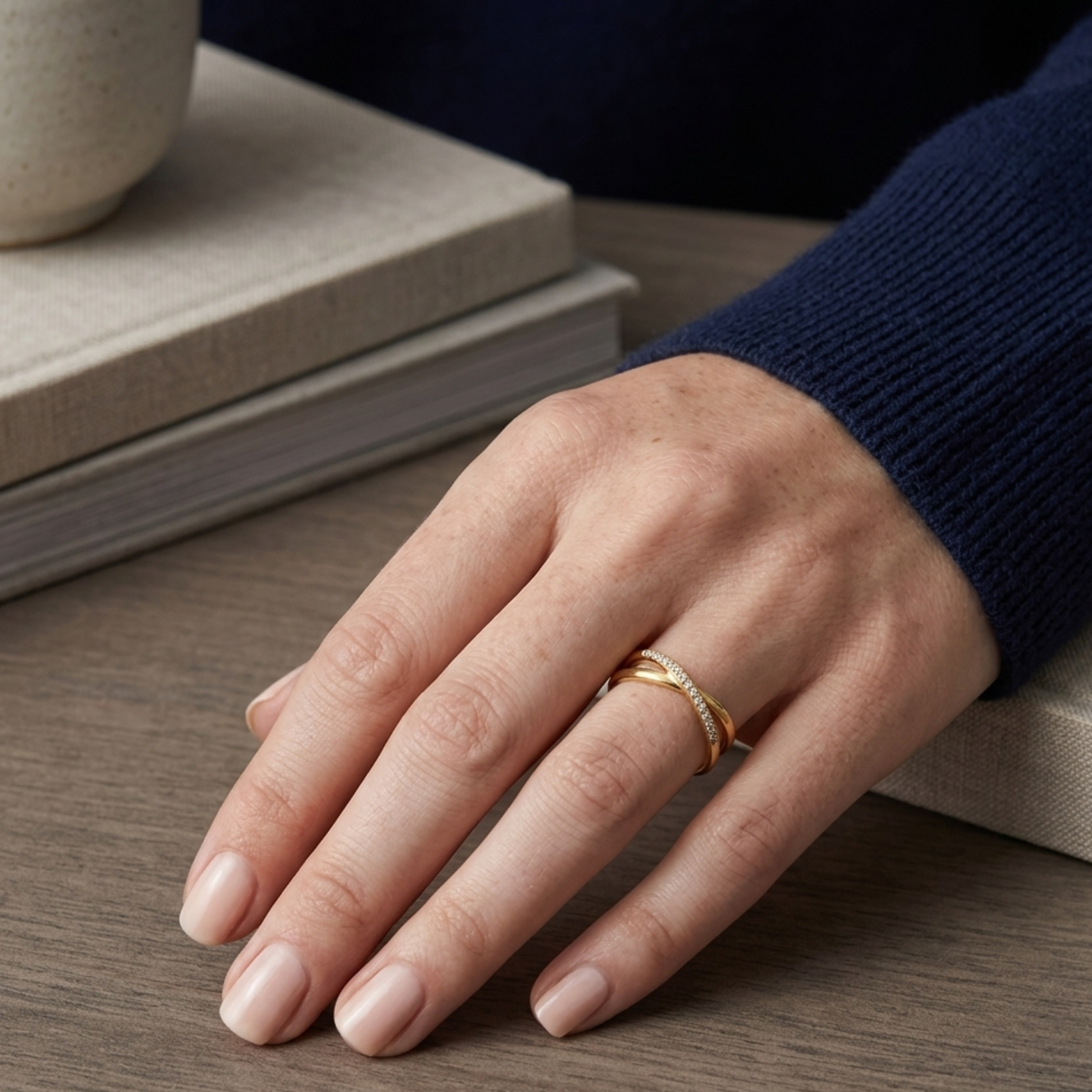 Clio Ring mit verflochtenem Stein