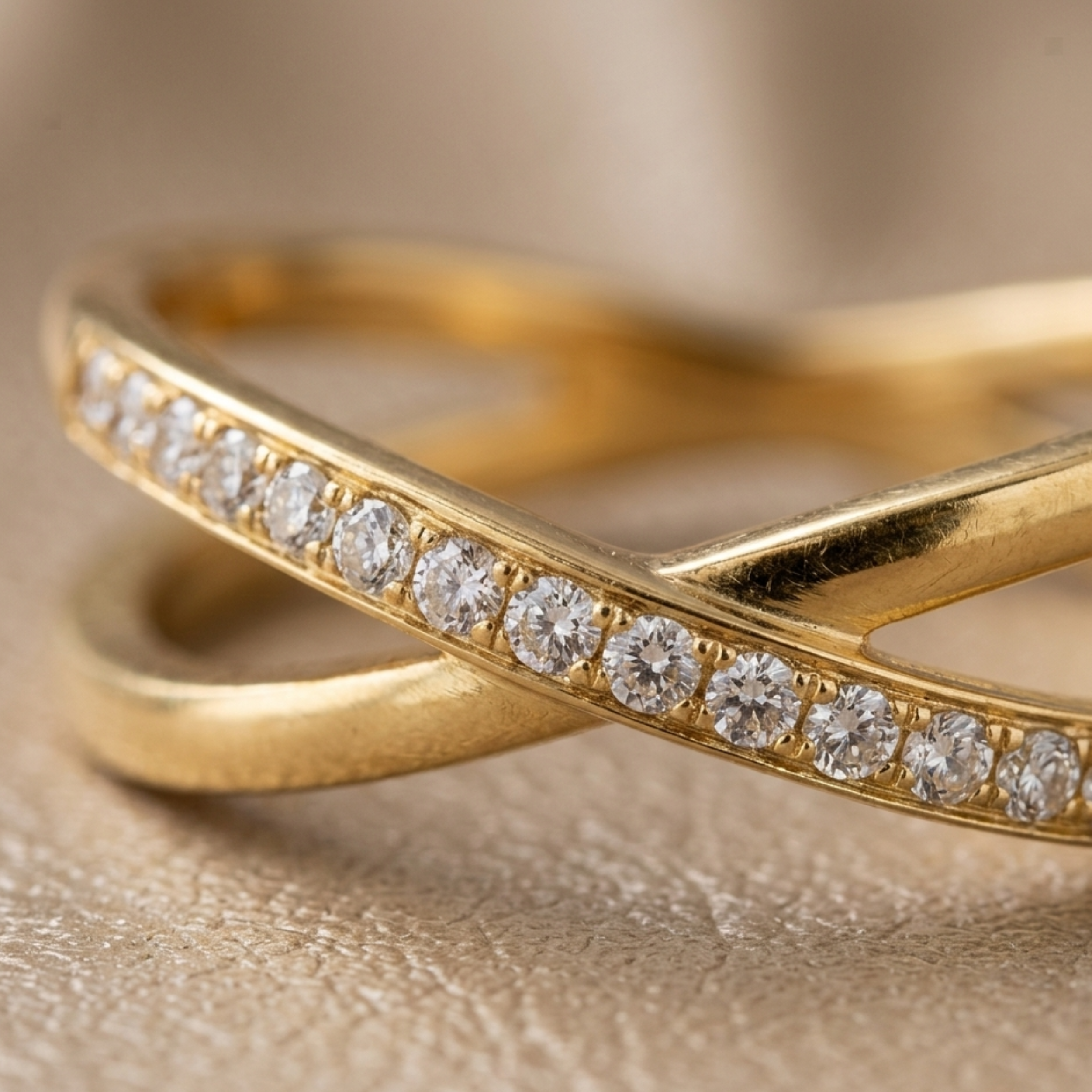 Clio Ring mit verflochtenem Stein