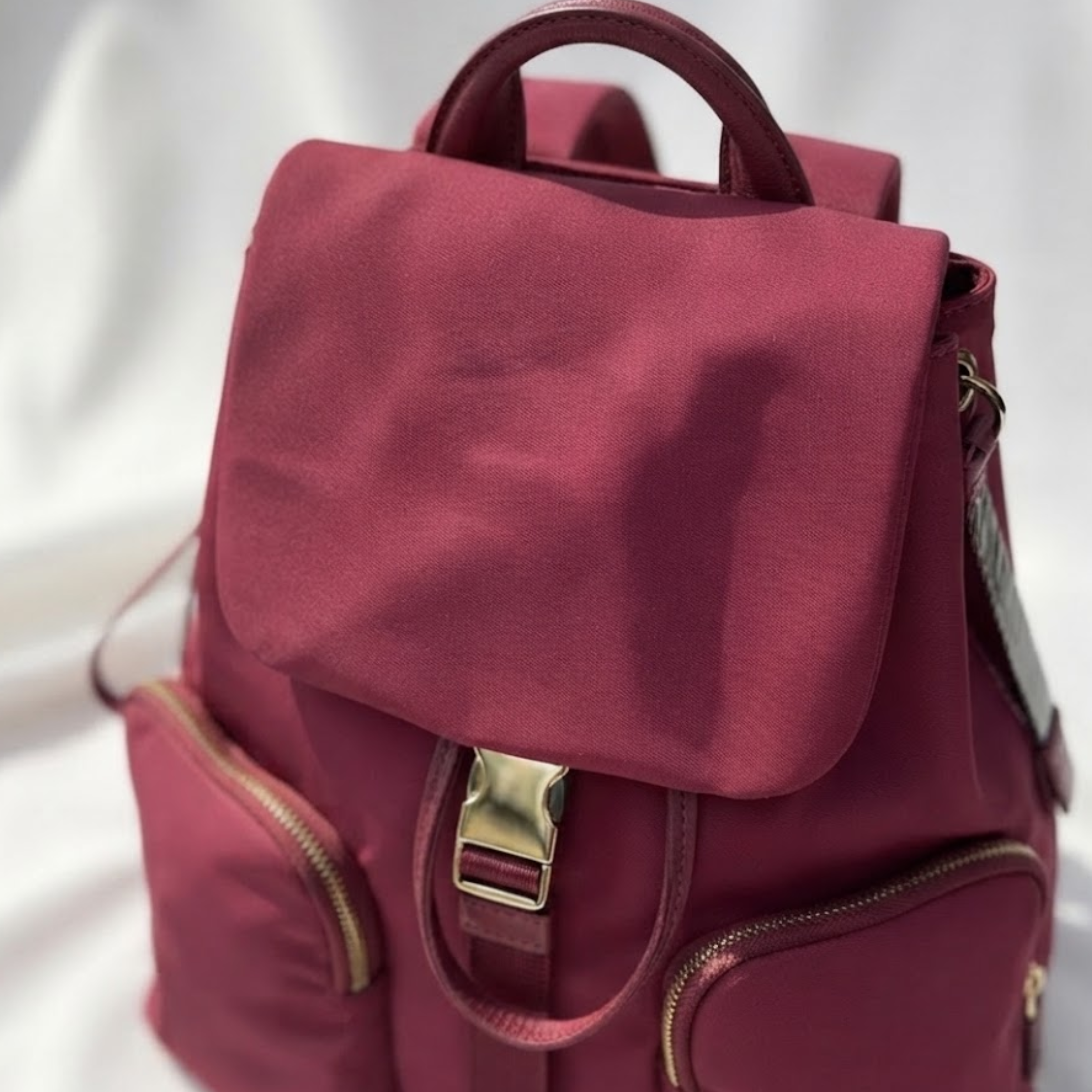 Karminroter Nylon-Rucksack mit Kordelzug