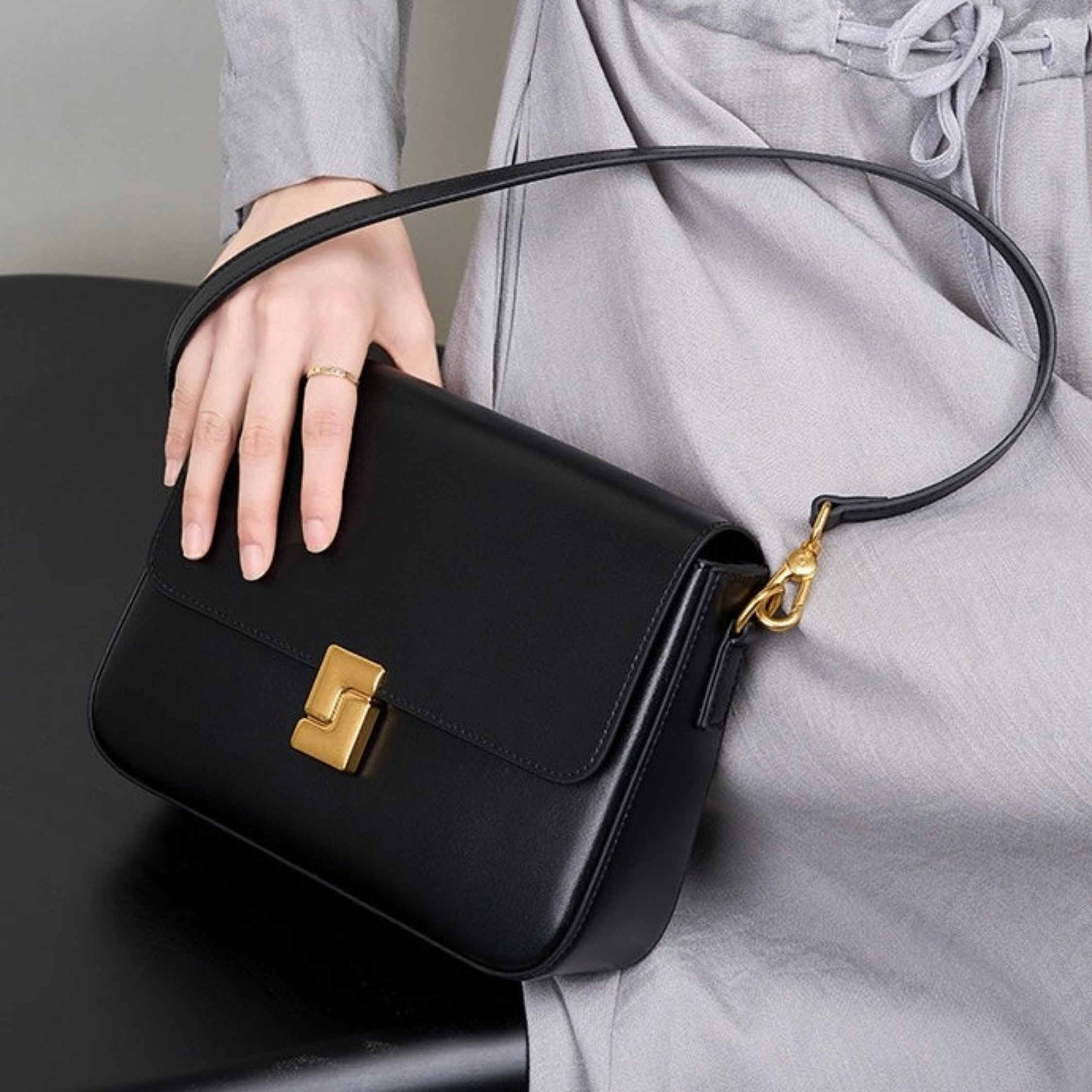 Violethé Schultertasche aus echtem Leder im Box-Design