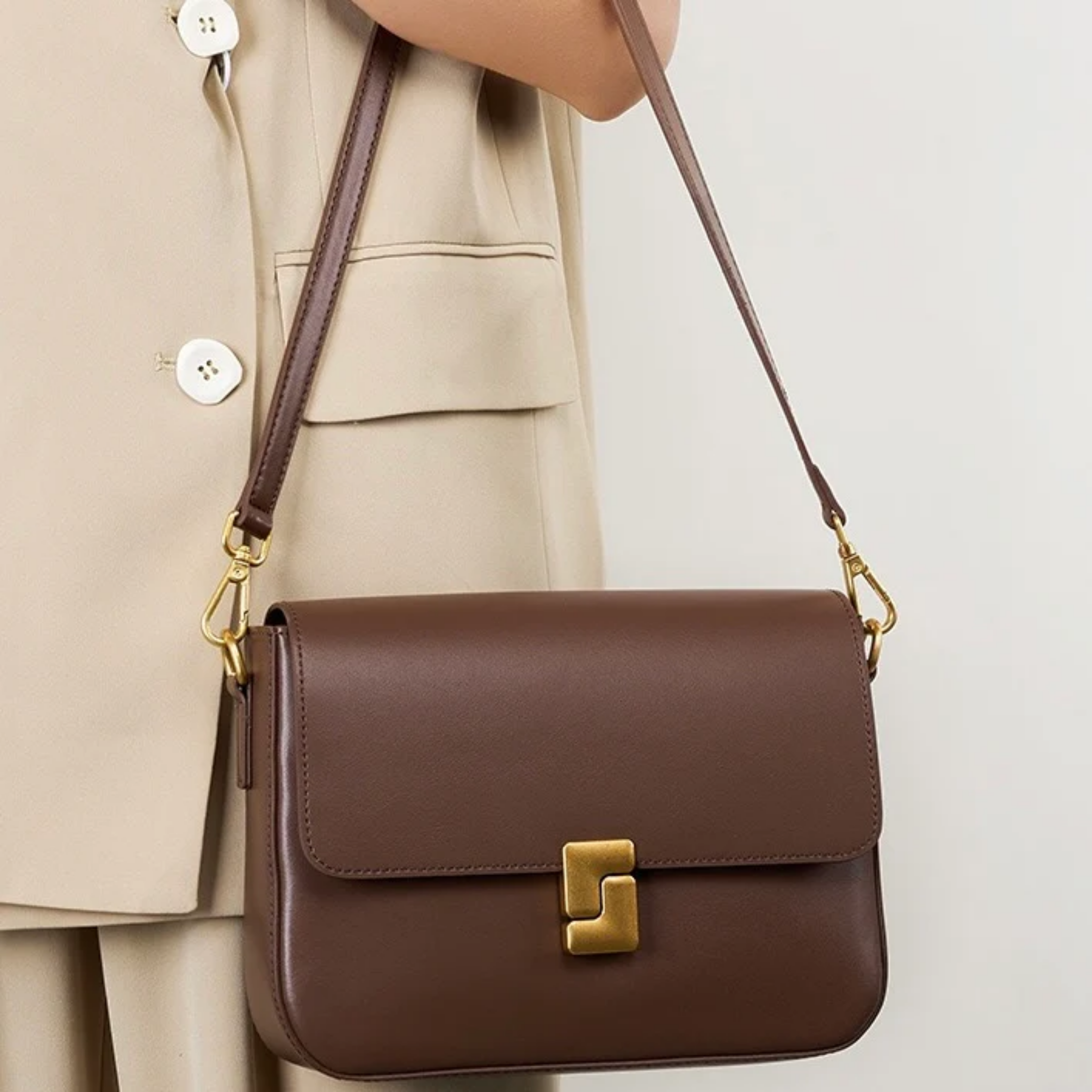 Violethé Schultertasche aus echtem Leder im Box-Design