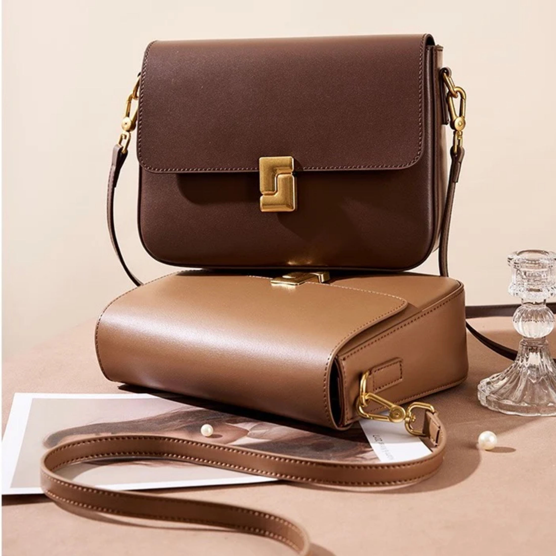 Violethé Schultertasche aus echtem Leder im Box-Design