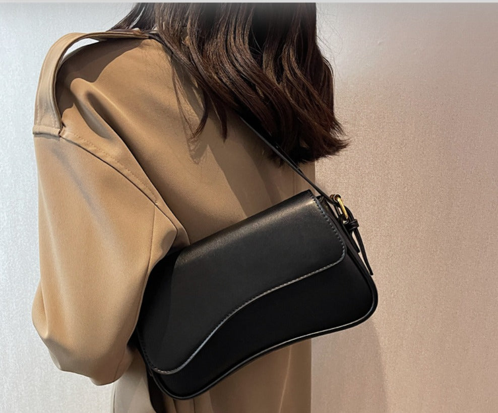 Saraya Crescent Veganes Leder Schultertasche